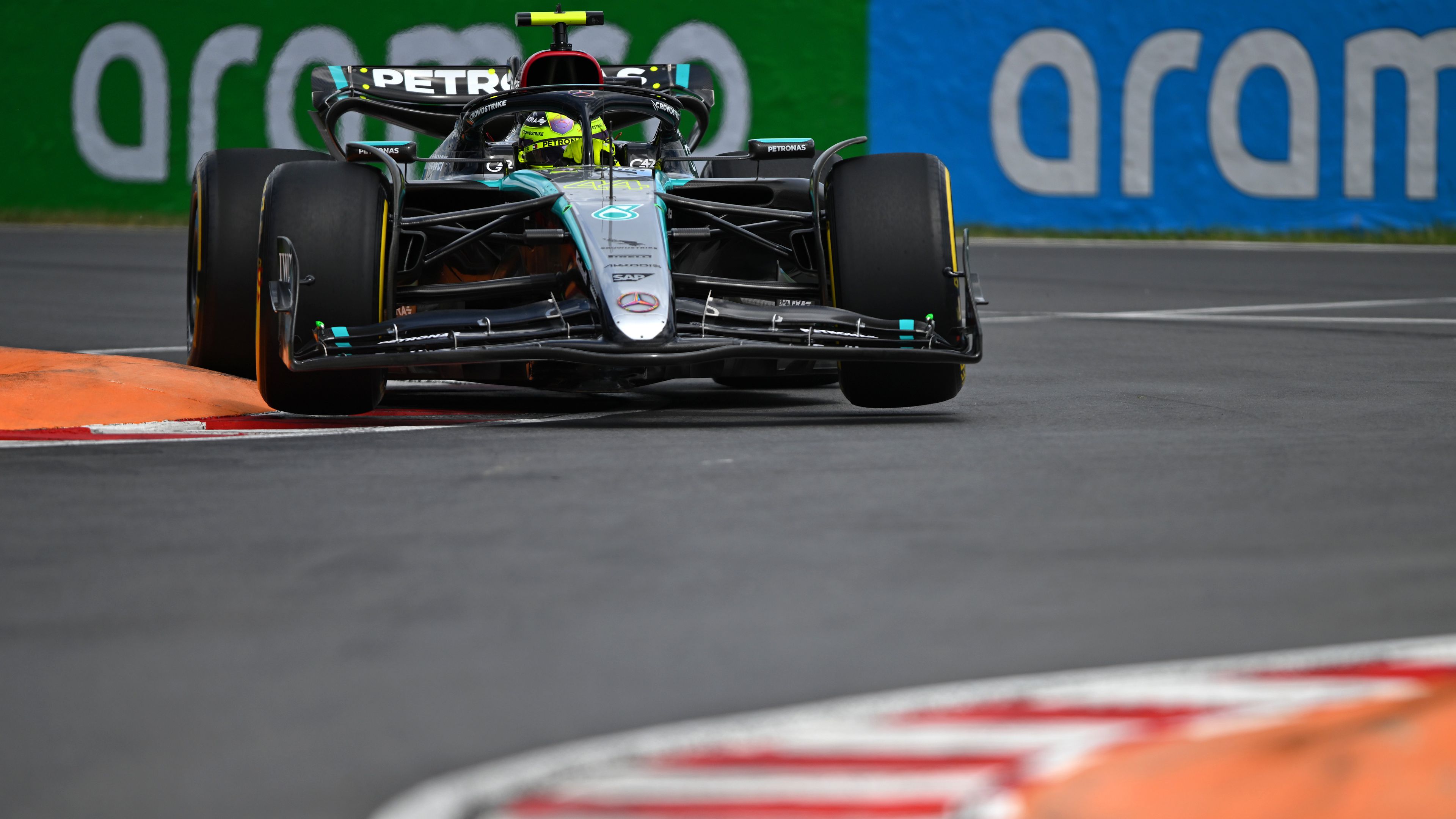 F1-hírek: Verstappen ékelődött be a két Mercedes közé az utolsó szabadedzésen