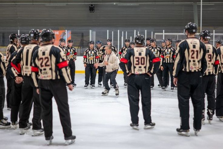 Magyar játékvezetőt is meghívtak az NHL hivatalos táborába