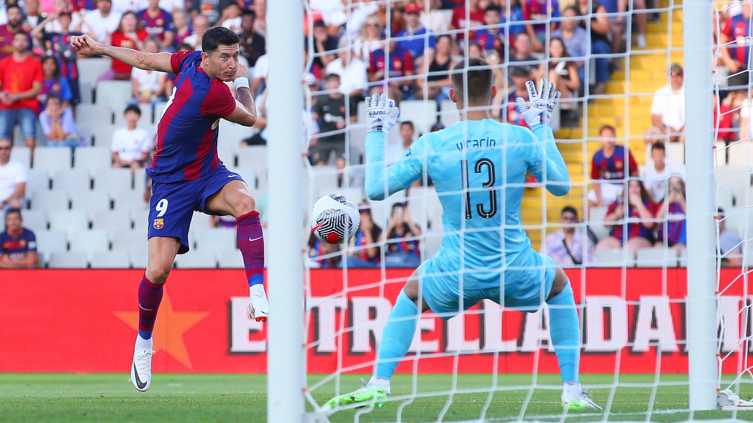 Robert Lewandowski góljával már a harmadik percben vezetett a Barca