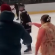 Jégre ment a dühös anyuka a hokimeccsen – VIDEÓ