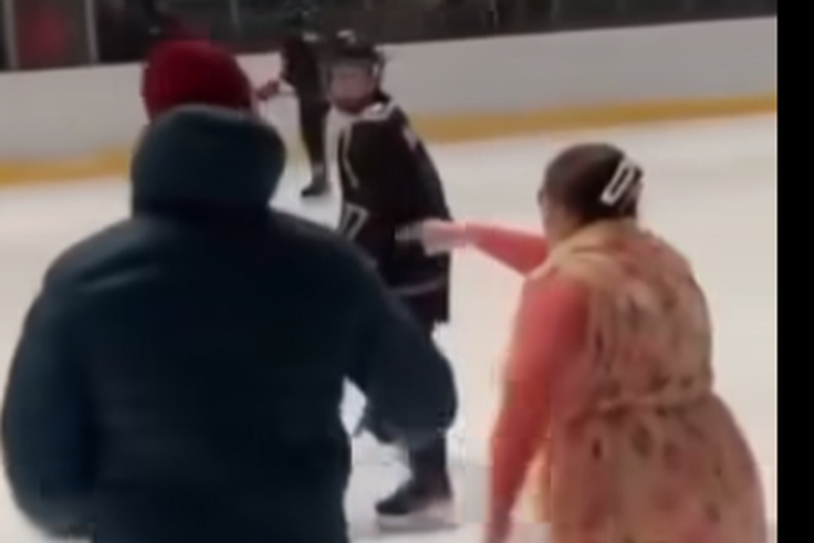 Jégre ment a dühös anyuka a hokimeccsen – VIDEÓ