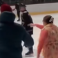 Jégre ment a dühös anyuka a hokimeccsen – VIDEÓ