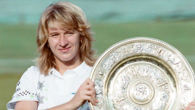 Navratilova legyőzése után a wimbledoni trófeával (Fotó: Getty Images)