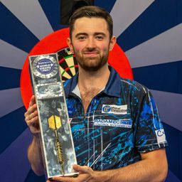 Ez élete végéig elkíséri majd – nem akárhogy nyerte meg az angol fiú a legkülönlegesebb dartsversenyt