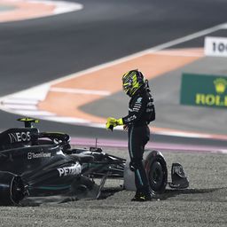 Hamilton a rajt után kiesett, Verstappen világbajnokként nyert Katarban
