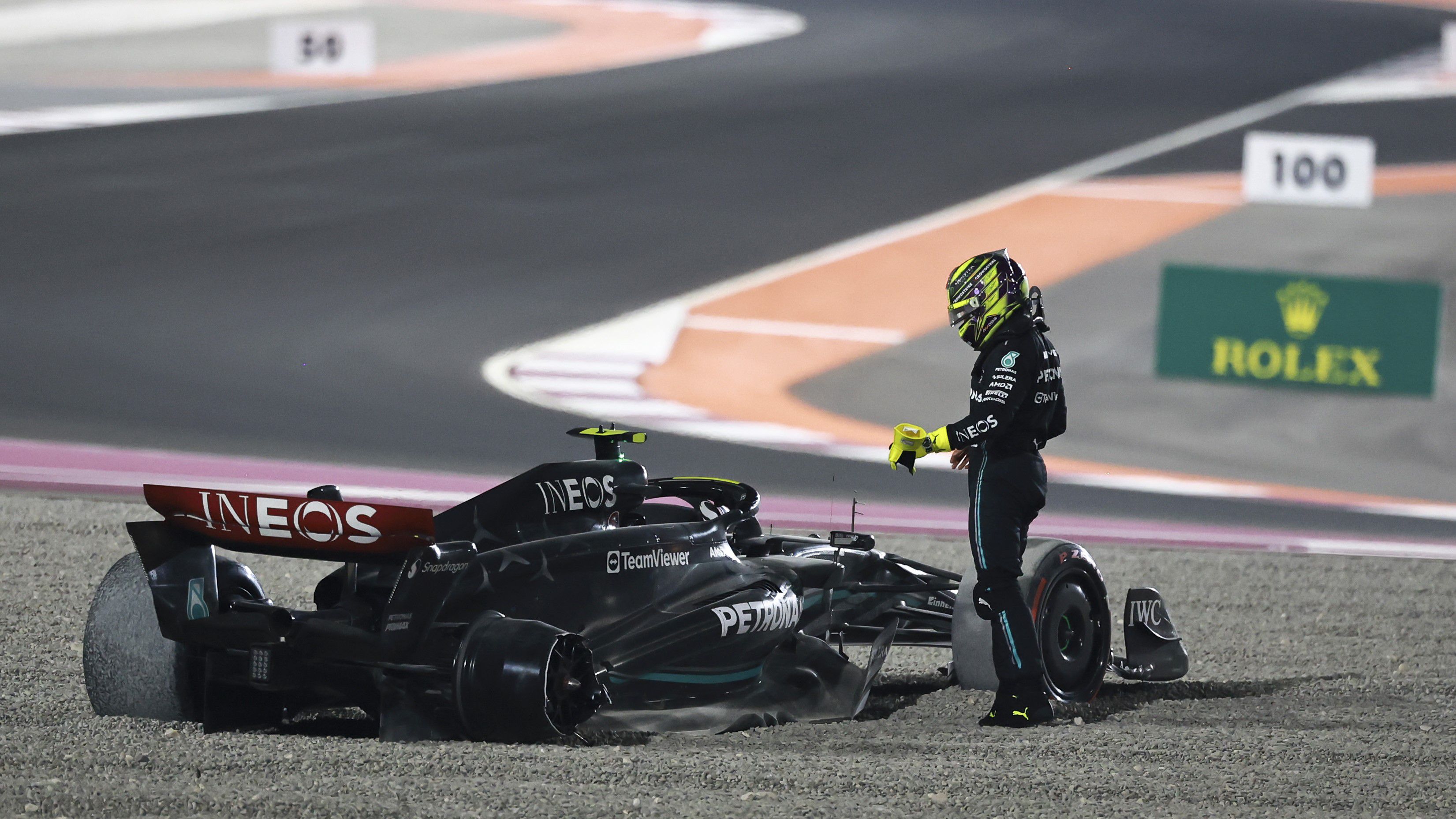 Hamilton a rajt után kiesett, Verstappen világbajnokként nyert Katarban