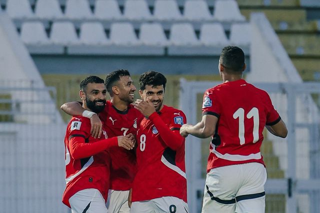 A két gólt szerző Mohamed Szalahot ölelgetik társai (Fotó: Facebook/ Egypt National Team)
