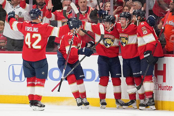 A győztes gól szerzőjét, Jesper Boqvistet ünneplik a társak (Fotó: Getty Images)