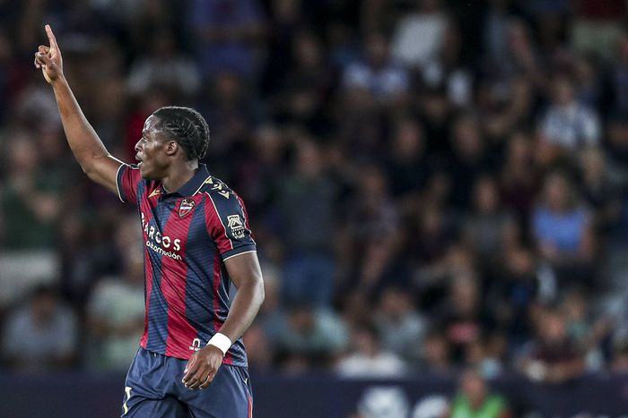 Karl Etta Eyong iránt továbbra is érdeklődik a Barcelona