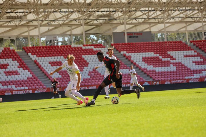 Napsütésben futballoztak a felek - Fotó: DVSC