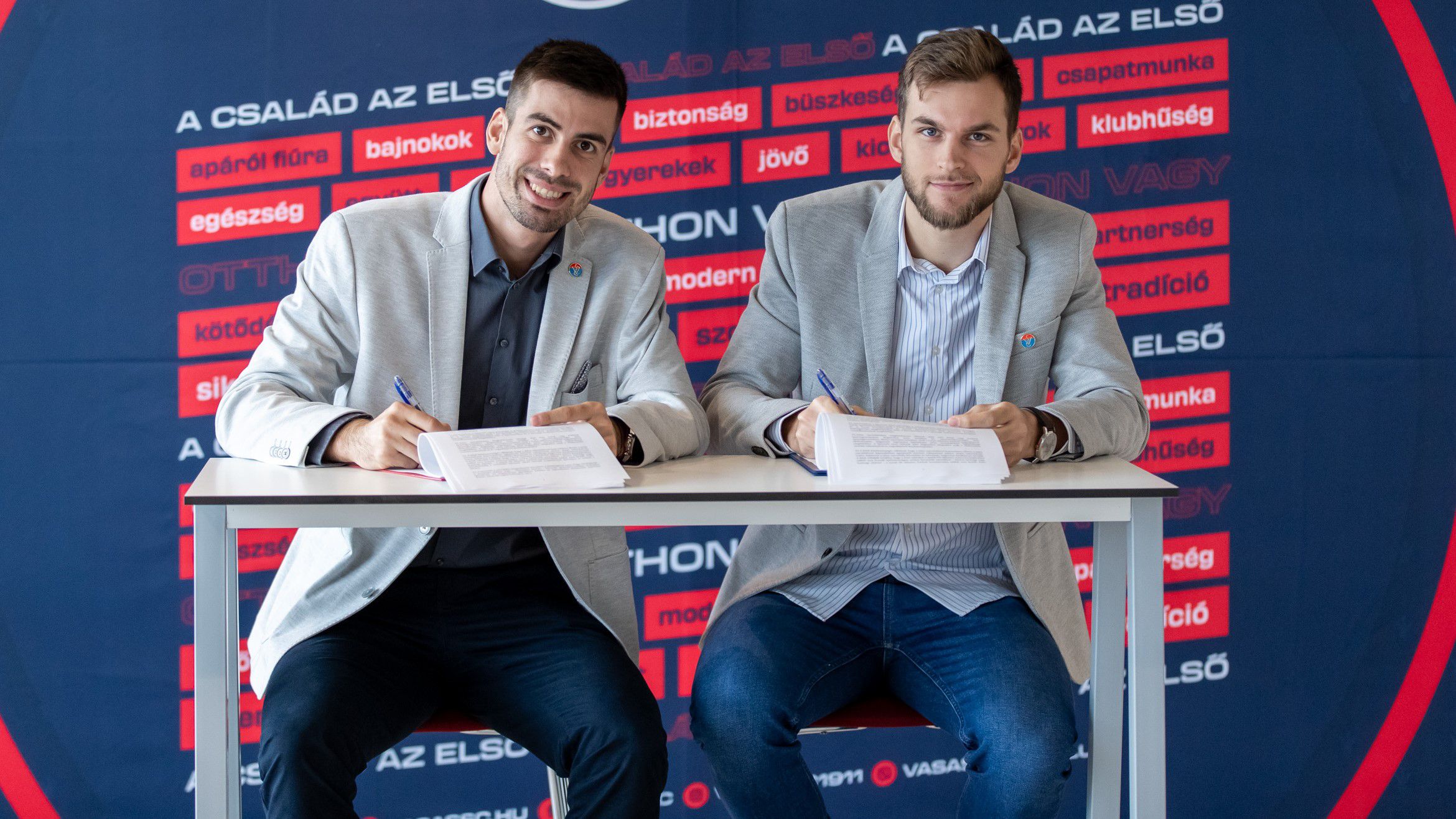 Koch Máté (balra) és Nagy Dávid is aláírt a Vasashoz (Fotó: vasassc.hu)