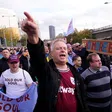 Koporsóval vonultak a stadionhoz a dühös West Ham-szurkolók