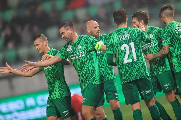 A rutinos támadó a gólörömét nem akárkivel osztotta meg. Fotó: Paksi FC