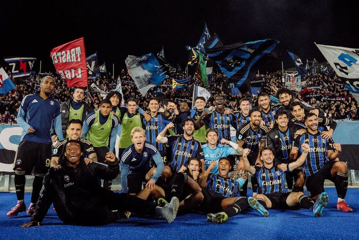 Pisai öröm az első győzelem után (Fotó: facebook.com/pisasportingclub)