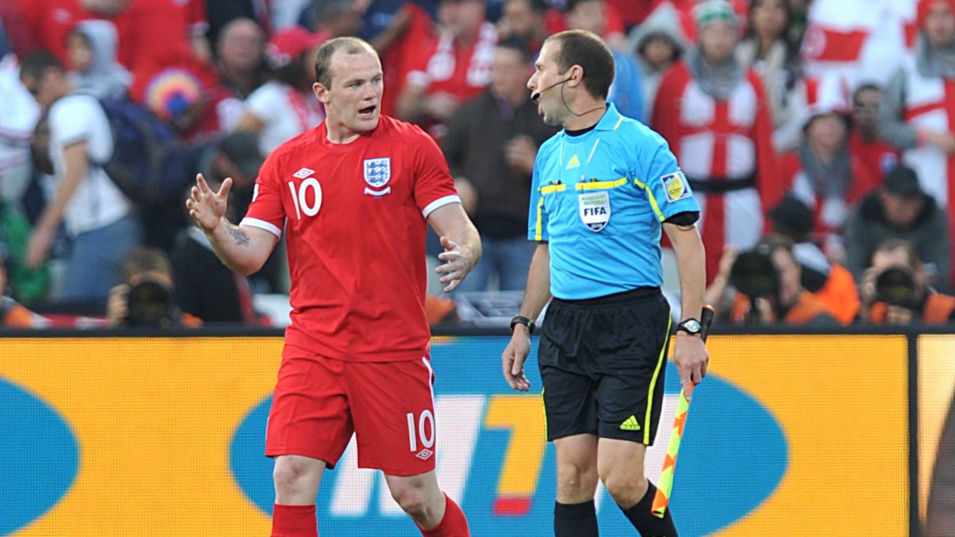 Wayne Rooney a félidőben megmutatta az asszisztensnek, hogy mennyivel volt bent a labda