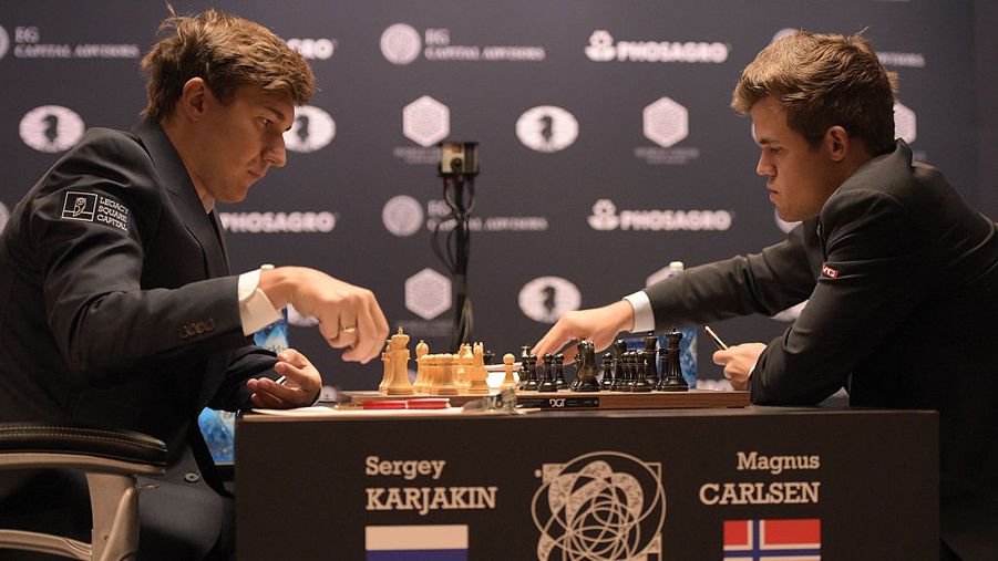 Egy hat évvel ezelőtti partijukok a két botrányhős: jobbra az análgyöngy-affért kirobbantó norvég Magnus Carlsen, vele szemben pedig a Putyin-rajongó orosz Szergej Karjakin (Fotó: GettyImages)
