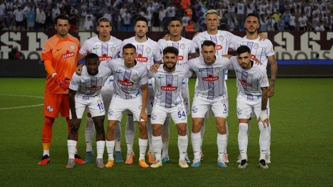 Augusztusban, a Trabzonspor elleni győztes csapatban már Mocsi Attila (felső sor, jobbról a második) is szerepelt. (Fotó: caykurrizespor.org.tr)