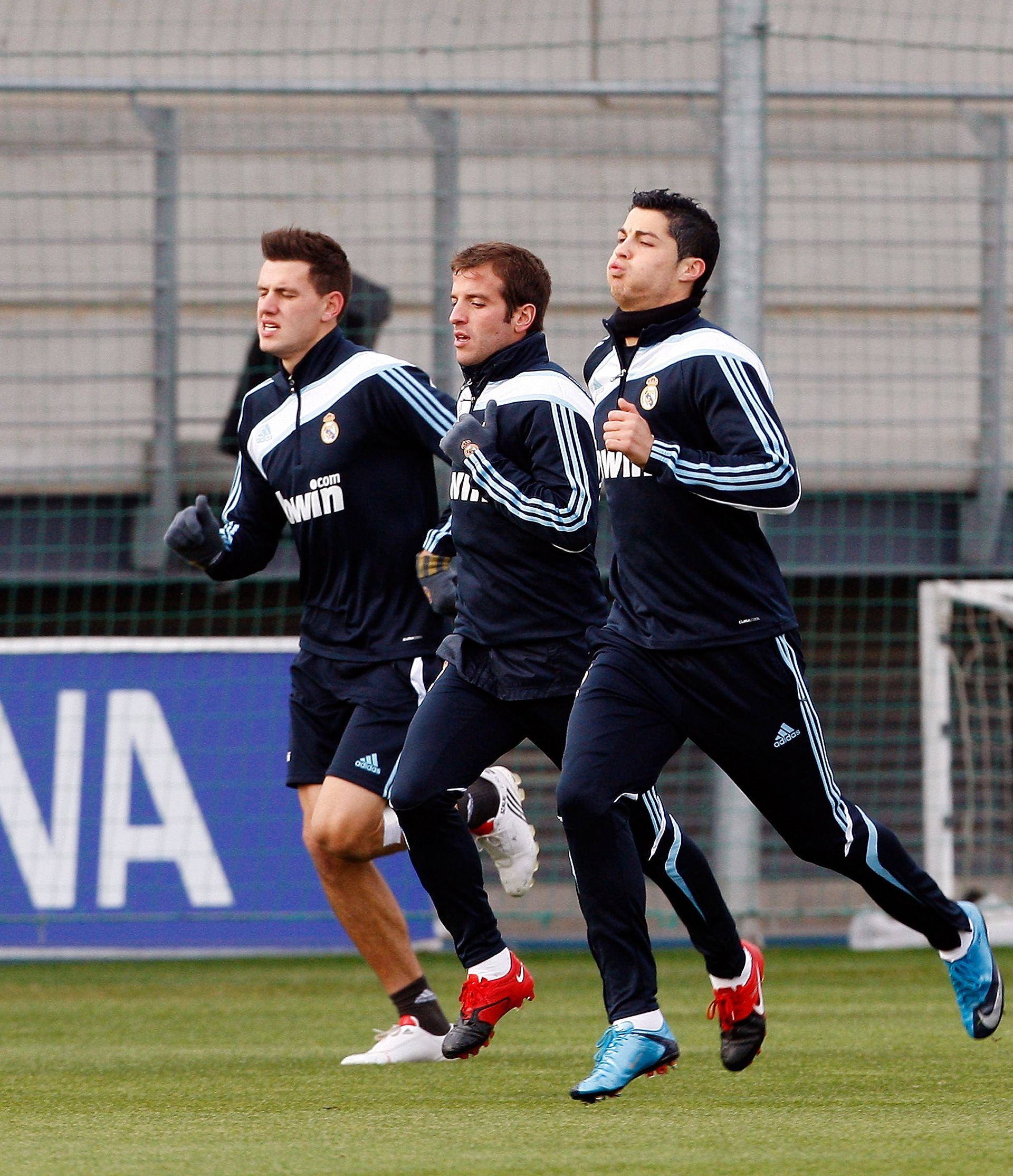 Az első csapatban nem kapott lehetőséget, de a kerettagságig eljutott. A képen Rafael van der Vaart és Cristiano Ronaldo társaságában látható edzés közben. (Fotó: Getty Images)