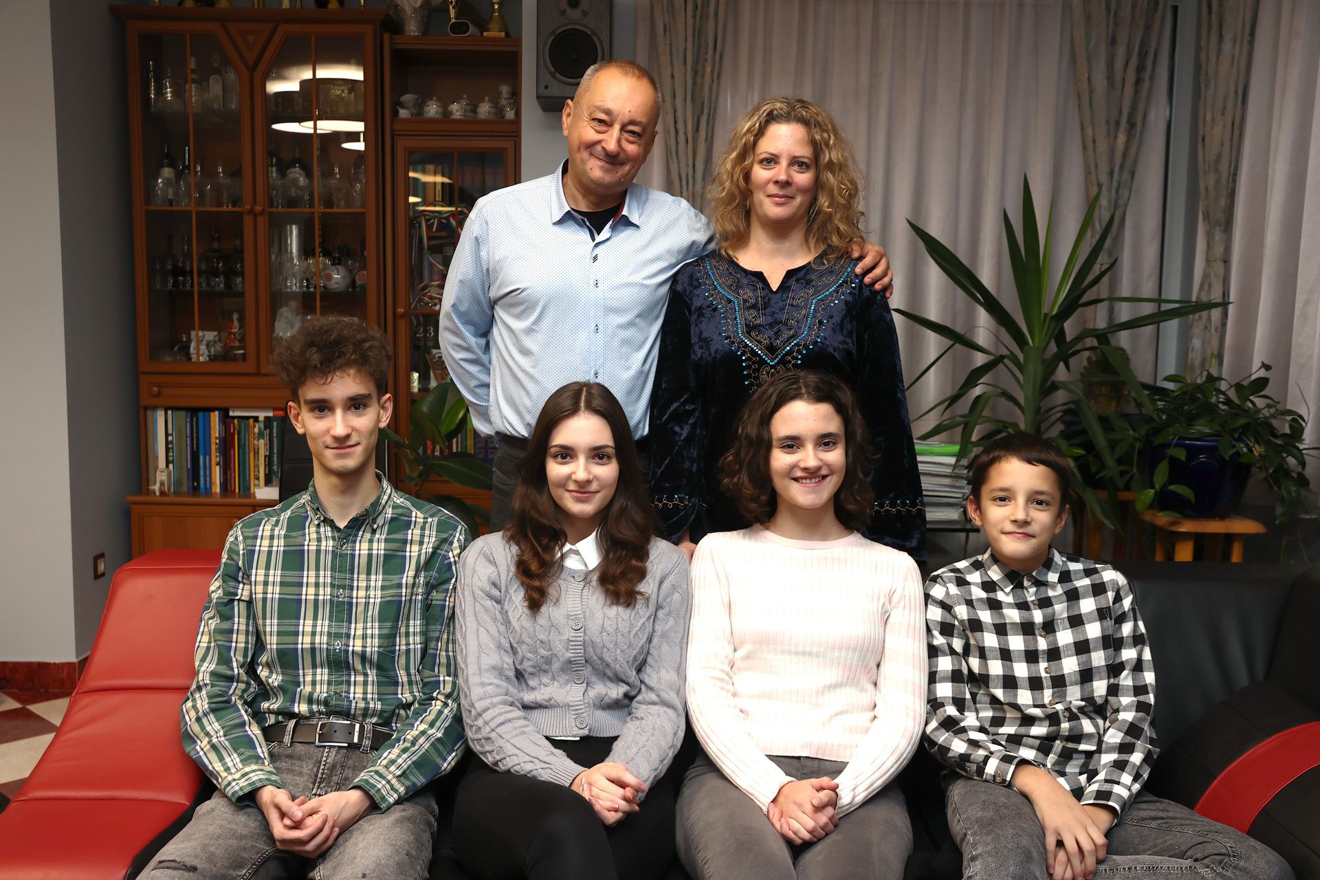 Egy igazán szép család. A szülők, Szilvia és Zoltán előtt a négy gyerek (balról életkor szerint csökkenő sorrendben): Gellért, Kata, Luca, Bánk (Fotó: Pozsonyi Zita)