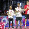 Bányik Csaba és Katz Balázs az indiaik társaságában a dobogó harmadik fokán a férfi páros eredményhirdetésén (Fotó: FITEQ)
