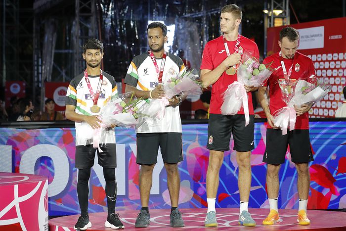 Bányik Csaba és Katz Balázs az indiaik társaságában a dobogó harmadik fokán a férfi páros eredményhirdetésén (Fotó: FITEQ)
