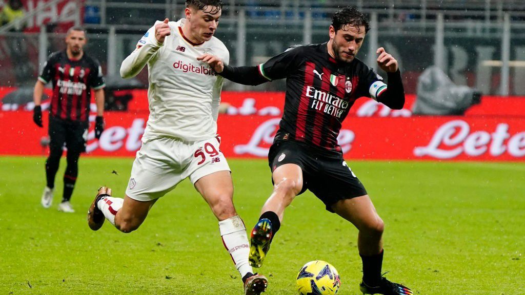 Davide Calabria (jobbra) bosszankodása érthető, a piros-feketék a 87. percig két góllal vezettek, végül csak egy pontot szereztek. (Fotó: Getty Images)