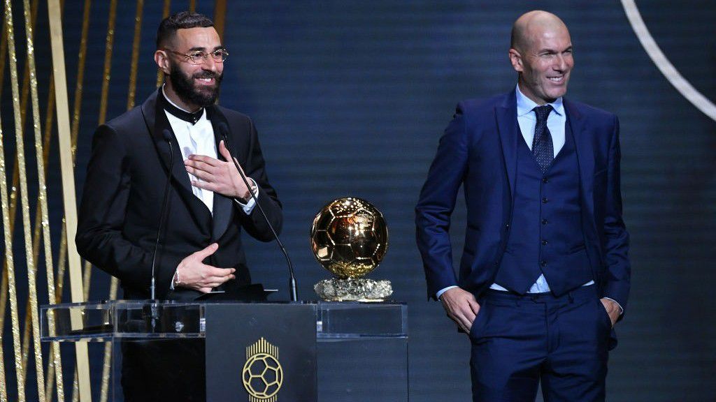 A Real Madrid kiáll Aranylabdás csatára, Karim Benzema és korábbi vezetőedzője, Zinédine Zidane mellett. (Fotó: Getty Images)