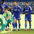Gyurcsó Ádámot csapattársa vigasztalta a kihagyott tizenegyese után (Fotó: aek.com.cy)