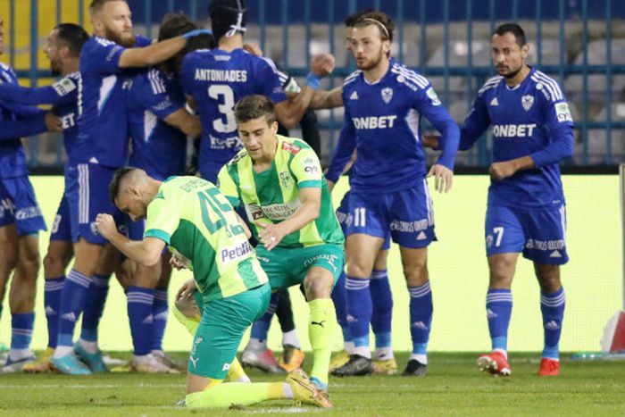 Gyurcsó Ádámot csapattársa vigasztalta a kihagyott tizenegyese után (Fotó: aek.com.cy)