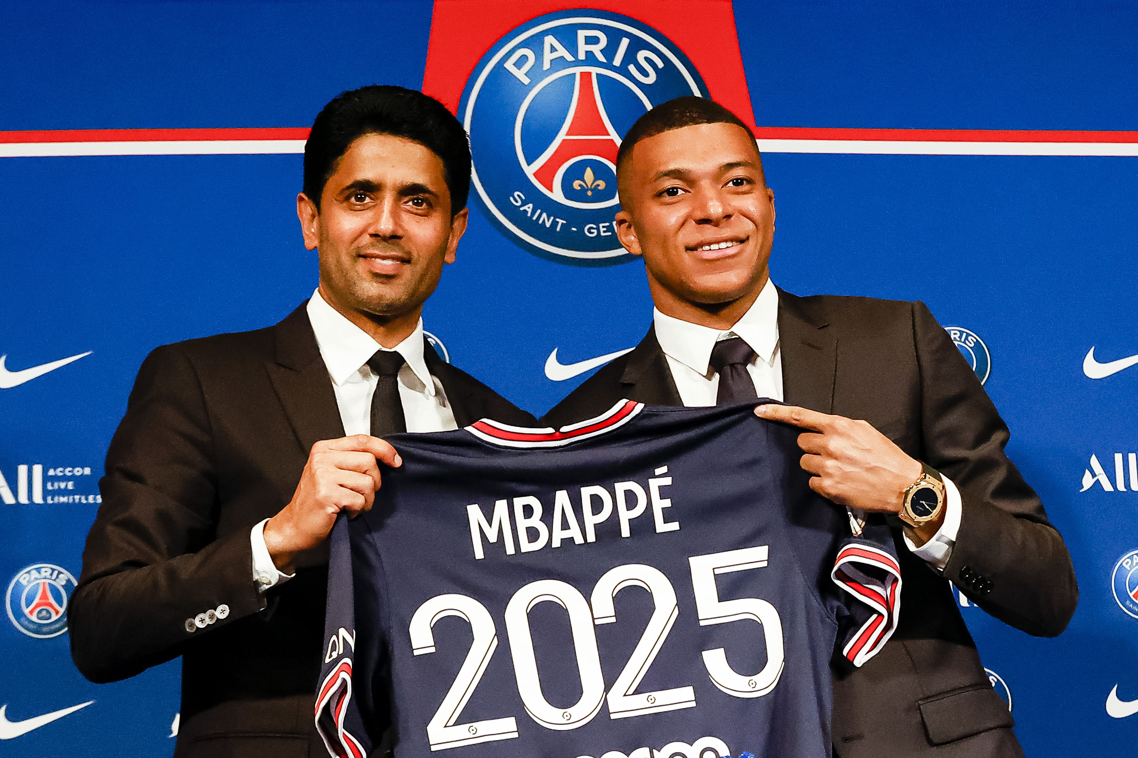 Nasszer al-Kelaifi és Kylian Mbappé – a futballista 2022-ben kétéves szerződéshosszabbítást írt alá, saját maga dönthet arról, hogy lehívja-e azt az opciót, ami 2025-ig a PSG-nél tartaná őt