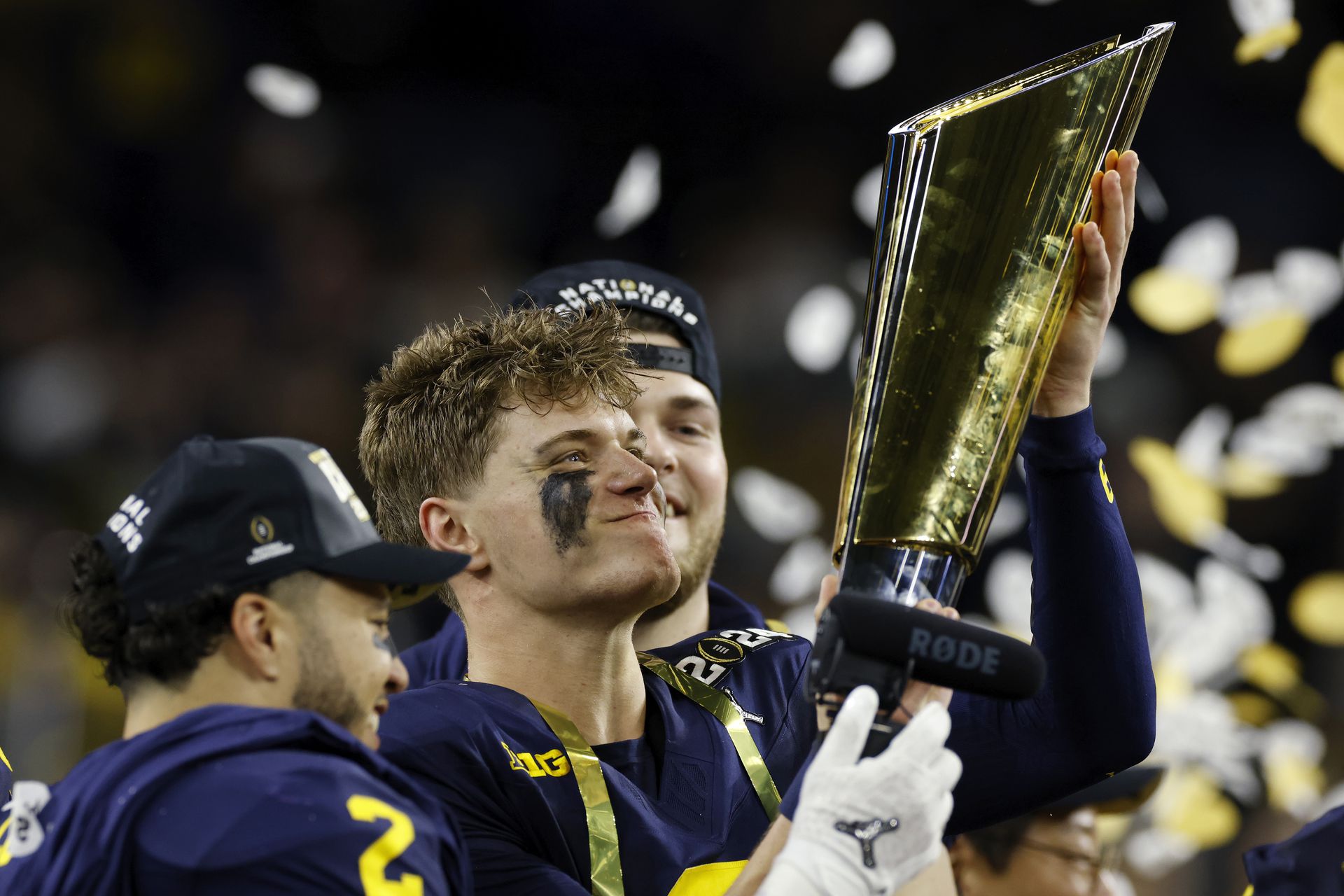 J.J. McCarthy kezében a trófea (Fotó: Getty Images)