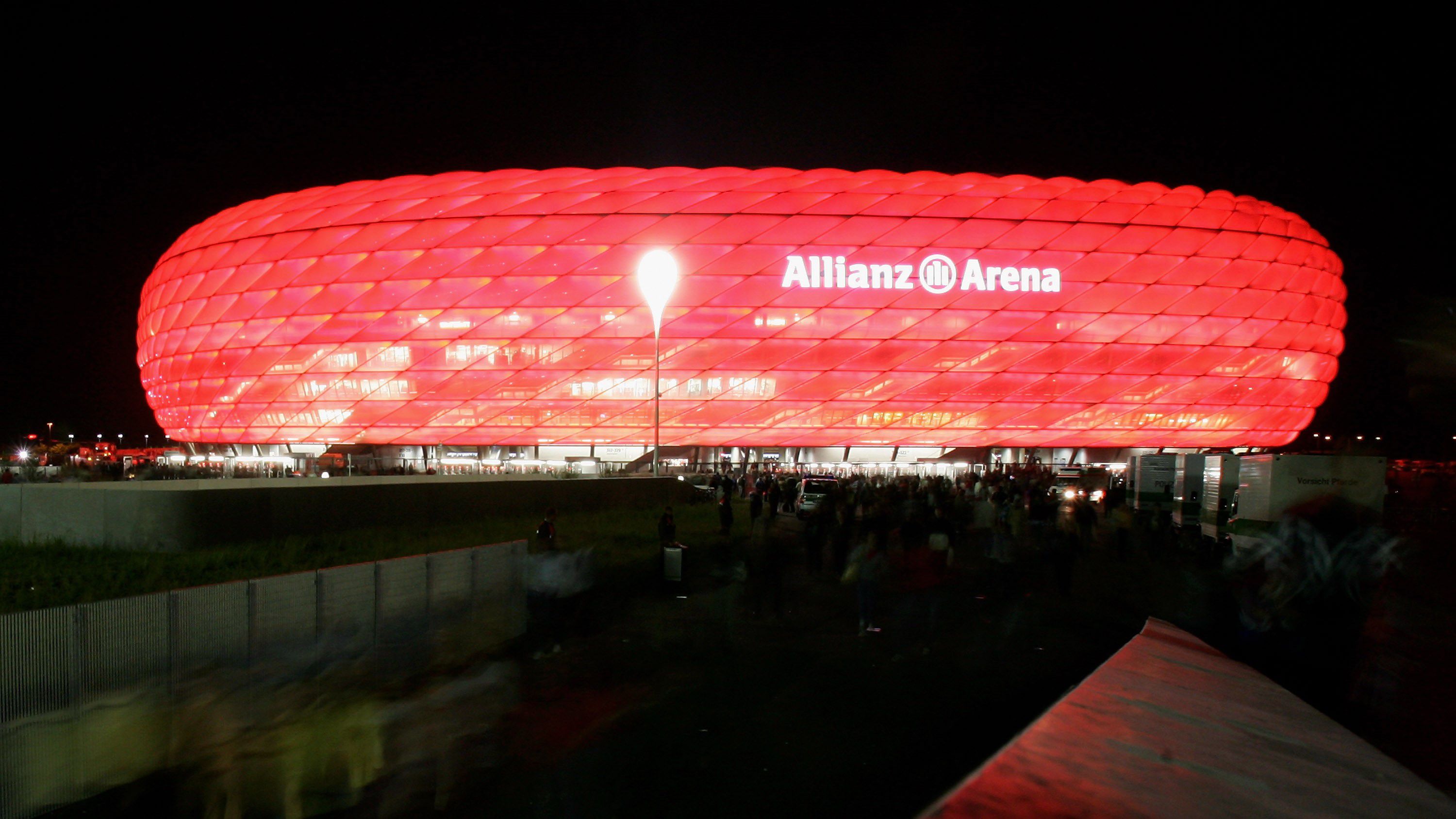 A Bayern München az Allianz Arena kivilágításával tiszteleg Franz Beckenbauer emléke előtt