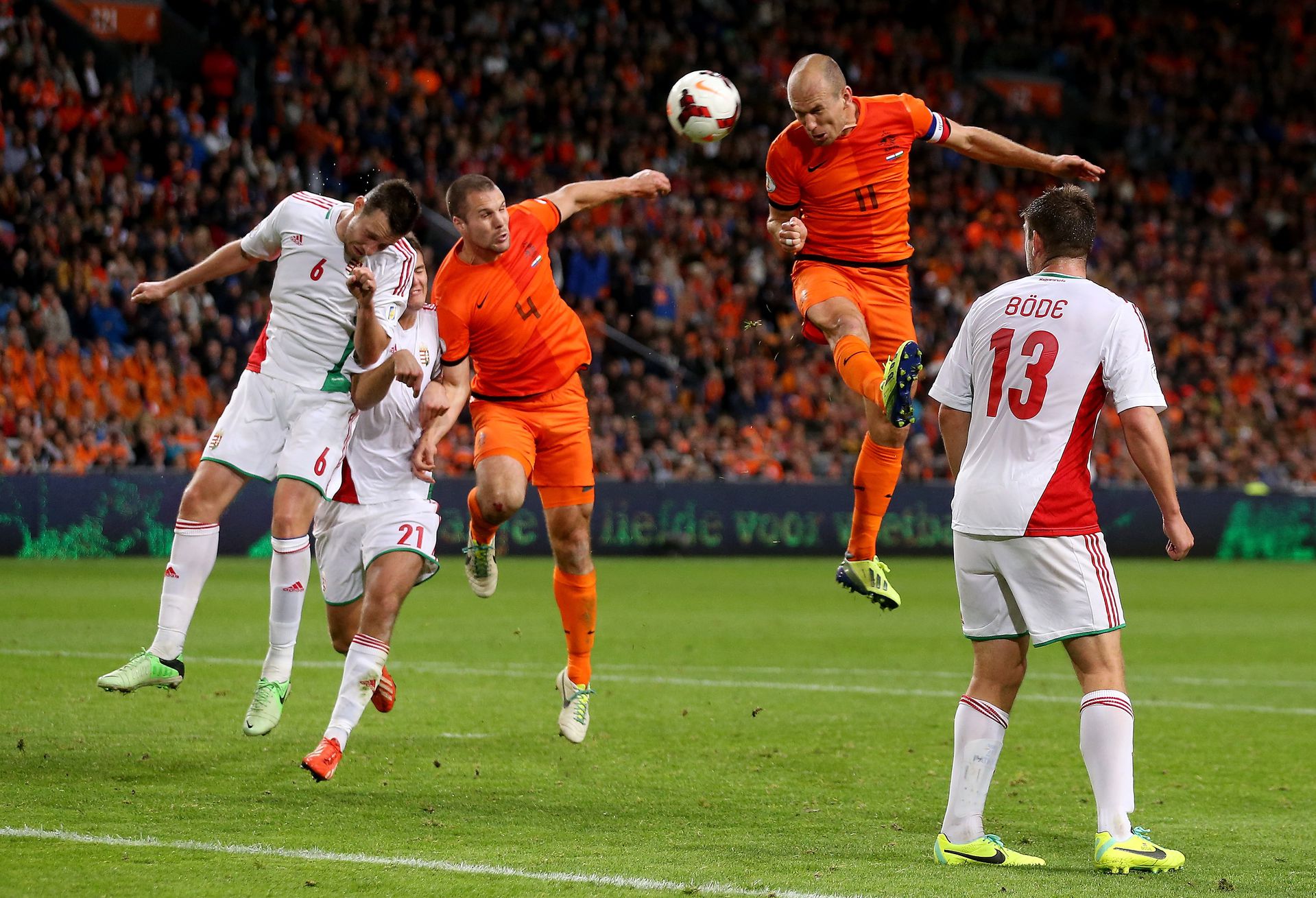 Arjen Robben (fejel) és társai kedvükre szerezték a gólokat a magyarok elleni 2013-as vb-selejtezőn/Getty