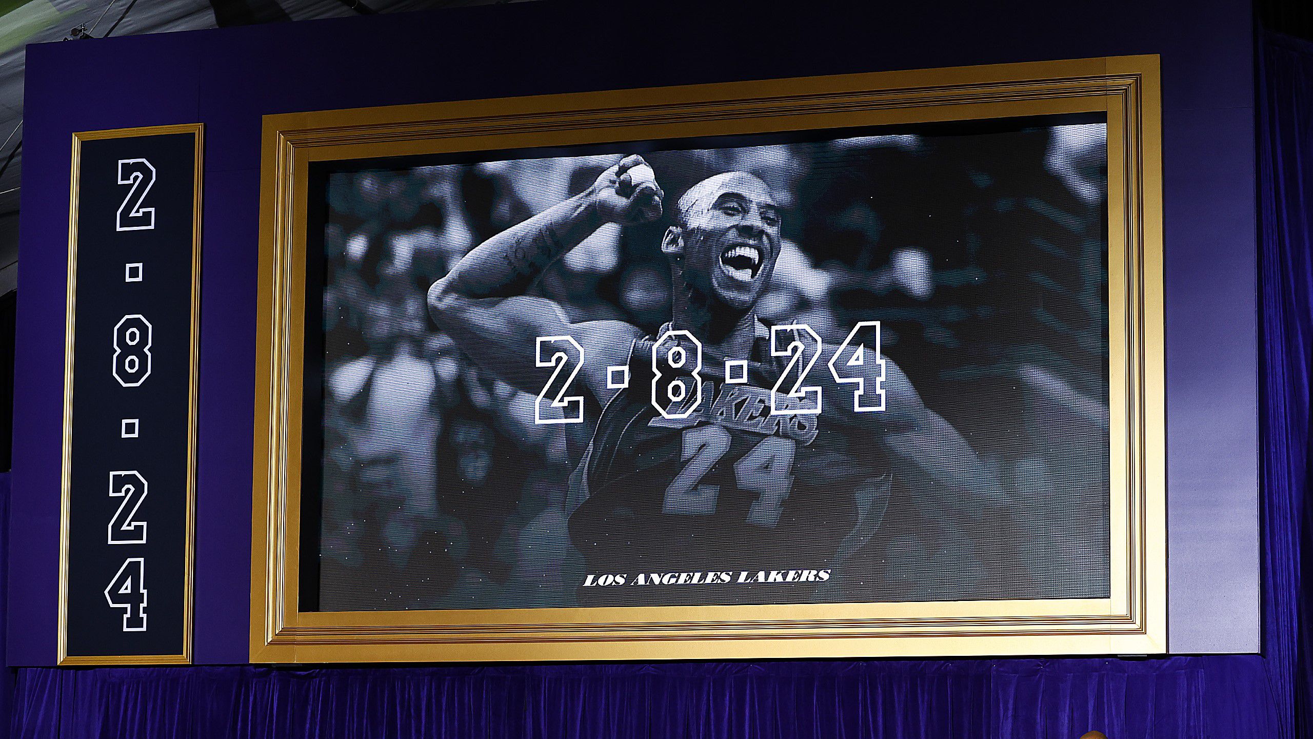Leleplezte a legendás Kobe Bryant szobrát a Lakers – fotó