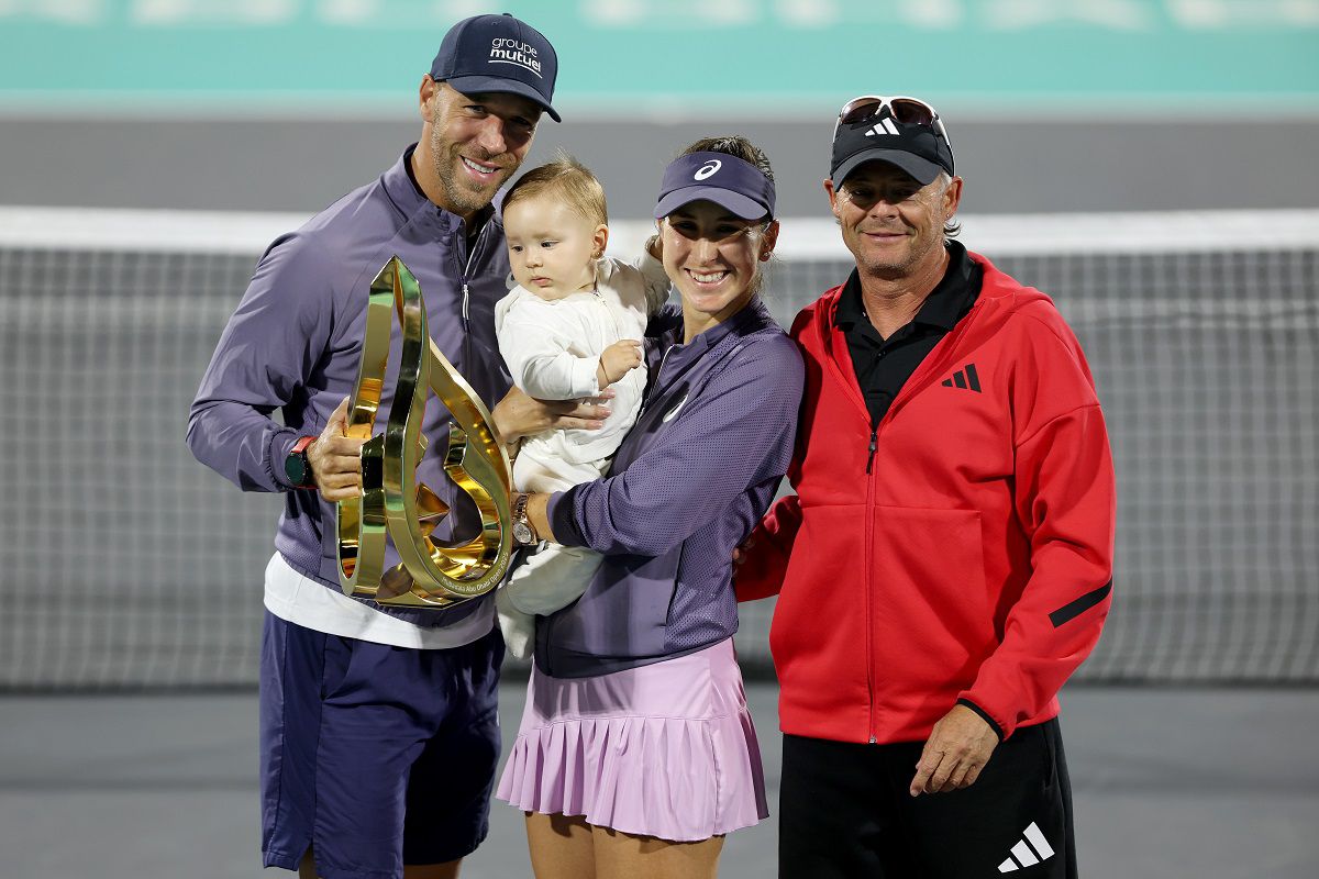 Belinda Bencic jobbján az erőnléti edzője és gyermekének édesapja, Martin Hromkovic, a bal oldalán pedig a jelenlegi trénere, Iain Hughes (Fotó: Getty Images)