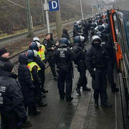 Botrány a Fradi-vonattal, órákig várakoztatták a szurkolókat a német rendőrök – fotóval