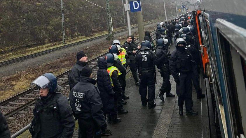 Botrány a Fradi-vonattal, órákig várakoztatták a szurkolókat a német rendőrök – fotóval