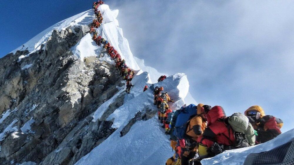 Döbbenetes, mennyi hegymászó-tapasztalat nélküli ember torlódik össze a Mount Everest csúcsára vagy éppen a visszafelé vezető gerincen. (Fotó: Nirmal Purja MBE project possible 147/Facebook)