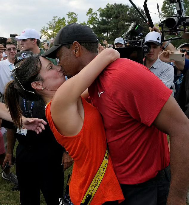 Woods (jobbra) súlyos autóbalesete utáni visszatérését a golfpályára együtt ünnepelték / Fotó: US PGA Tour