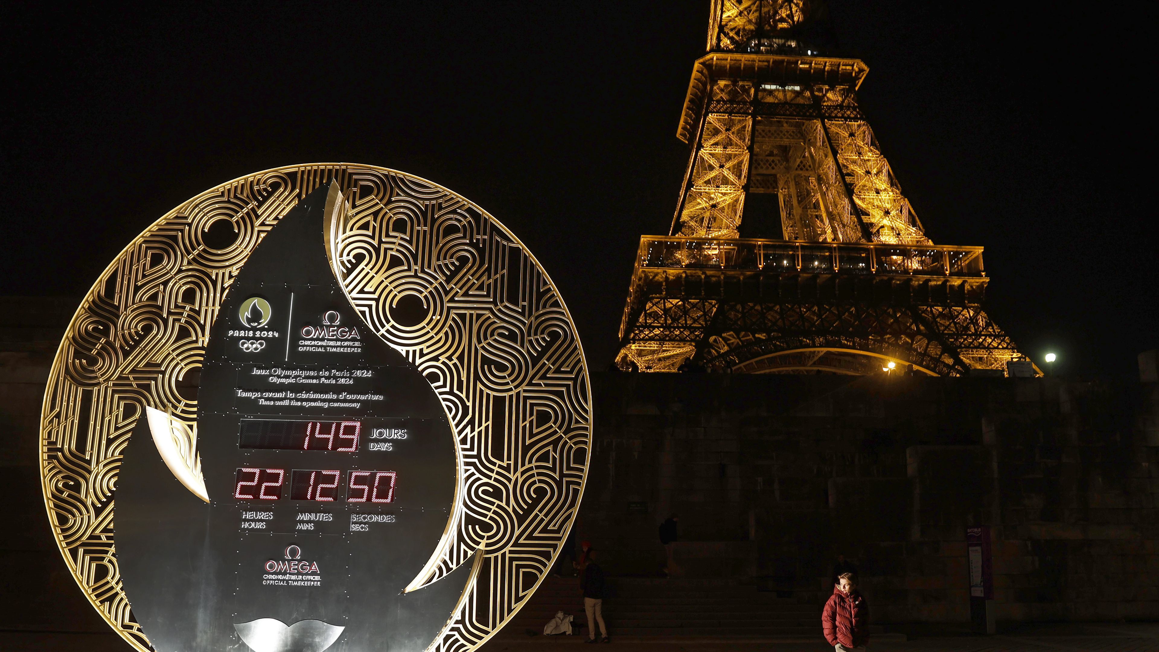 Felkerül az öt karika az Eiffel-toronyra