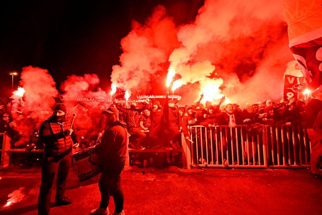 A marseille-i hatóságok nem engedik a városukba a Benfica-drukkereket