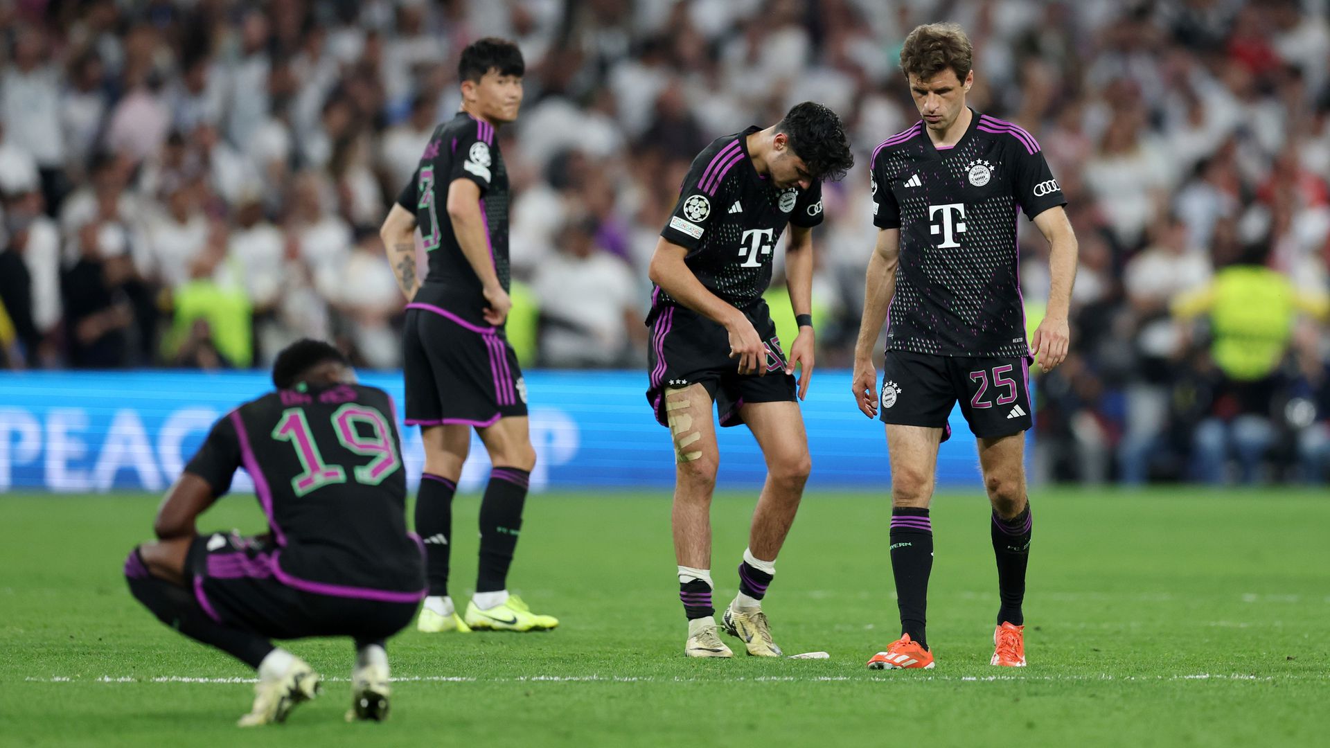 Érthető a Bayern München játékosainak csalódottsága, mivel a 88. percig továbbjutásra álltak. (Fotó: Getty Images)