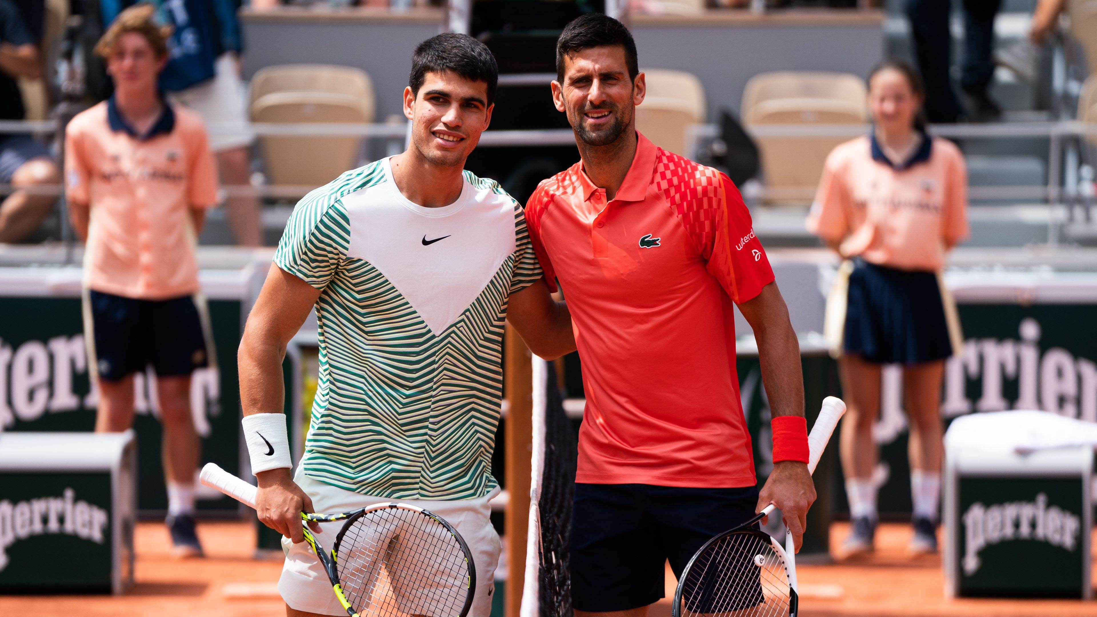 Carlos Alcaraz (balra) és Novak Djokovics a Roland Garros elődöntőjében