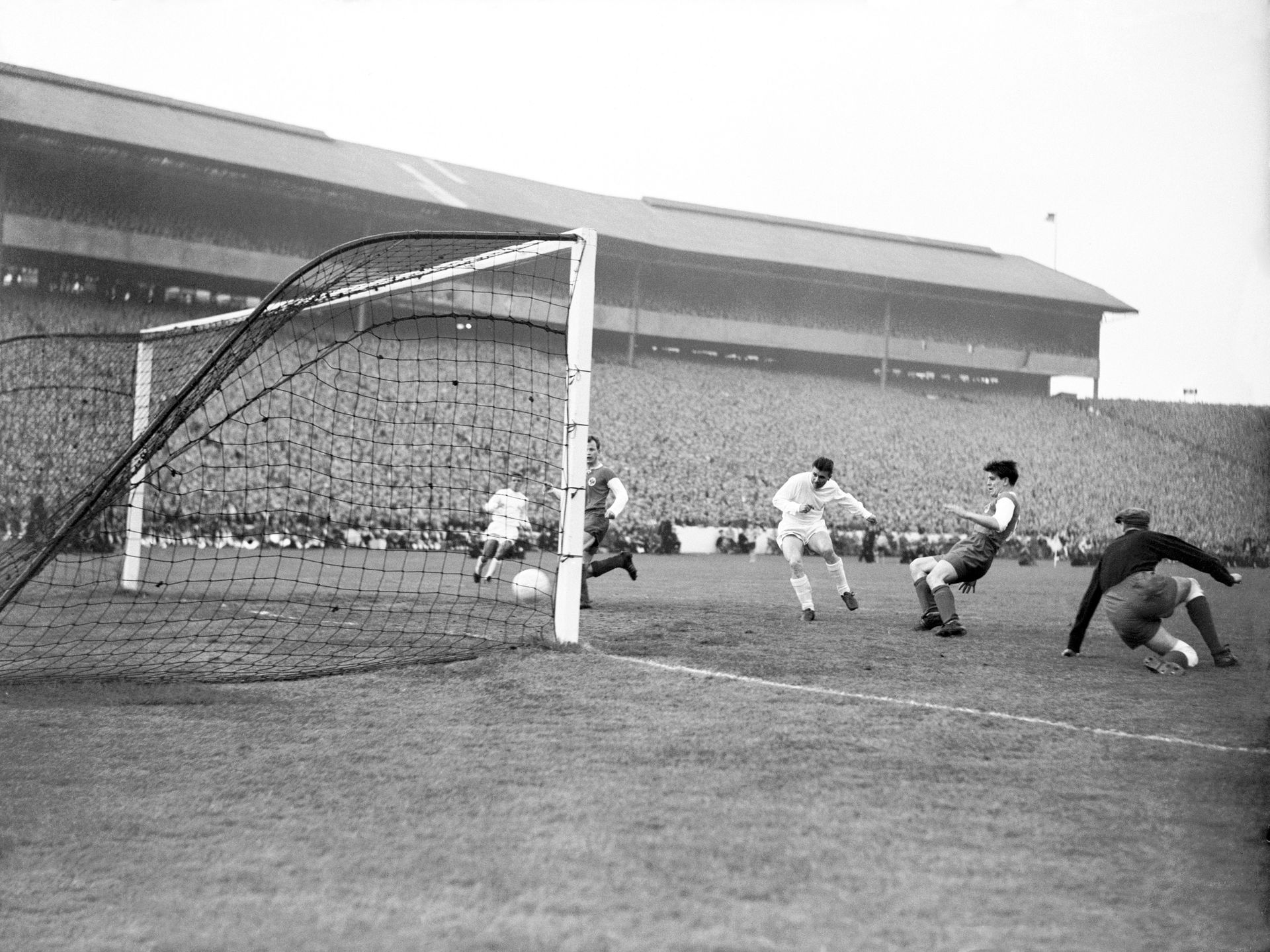 Puskás Ferenc egyik gólja a négy közül a Hampden Parkban 1960-ban / Fotó: Gettyimages