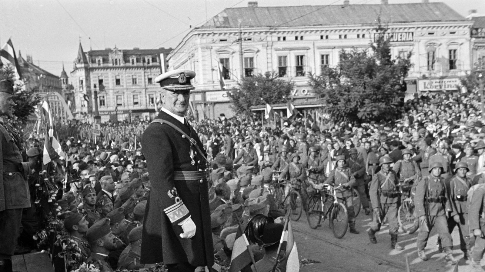 Horthy – itt 1940-ben Nagyvárradon – szerette nézni a fiatal, edzett férfiakat. Akár katonák voltak, akár futballisták (Fotó: Fortepan/Horváth József)