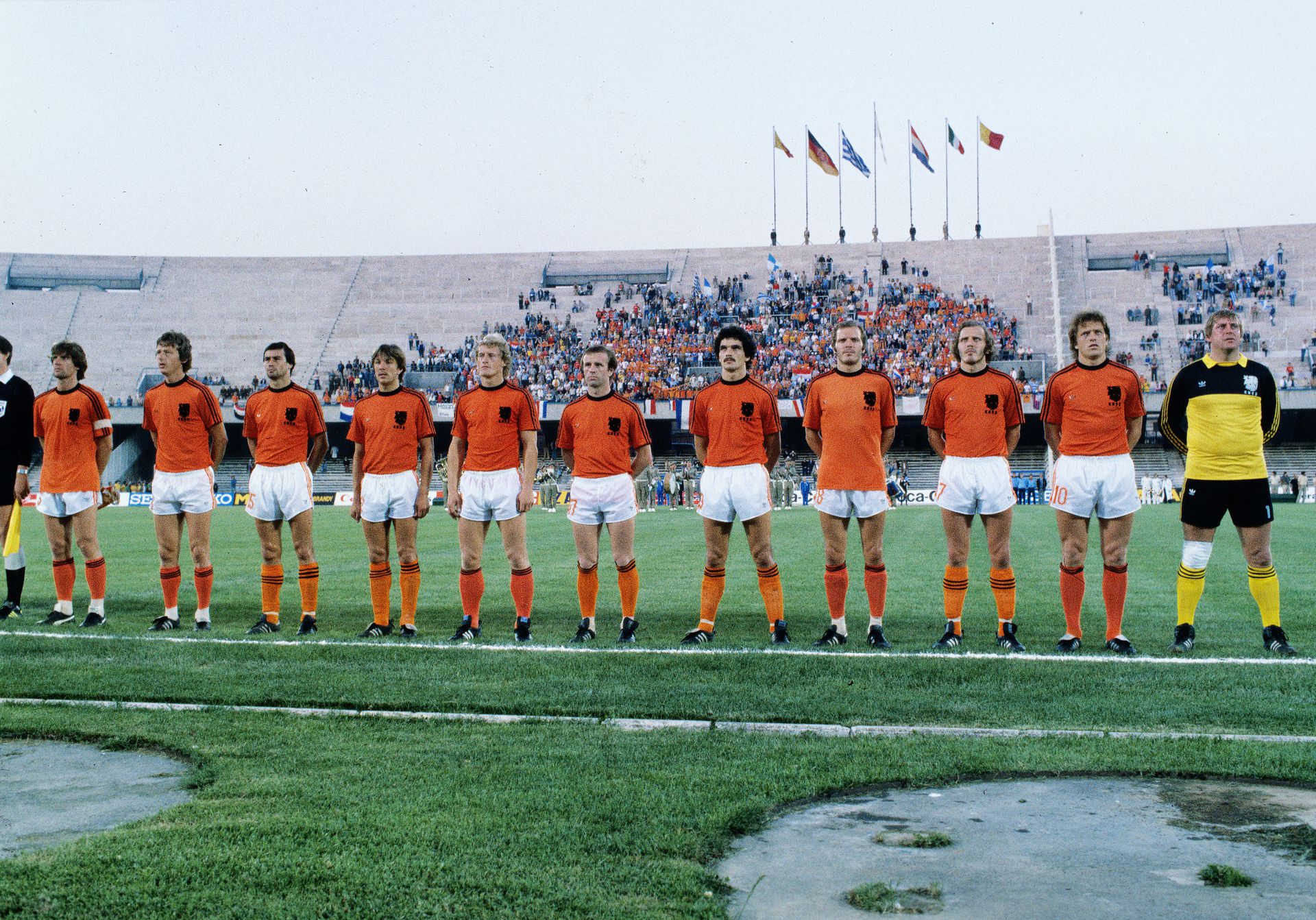 A holland válogatott és a közel sem teltházas nápolyi stadion (Kép: Getty)