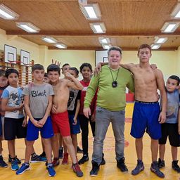 Birkózás nélkül cipőjük se lenne a gyerekeknek