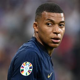 Harckocsi, tucatnyi rendőr: nagyon féltik Mbappé testi épségét – videóval