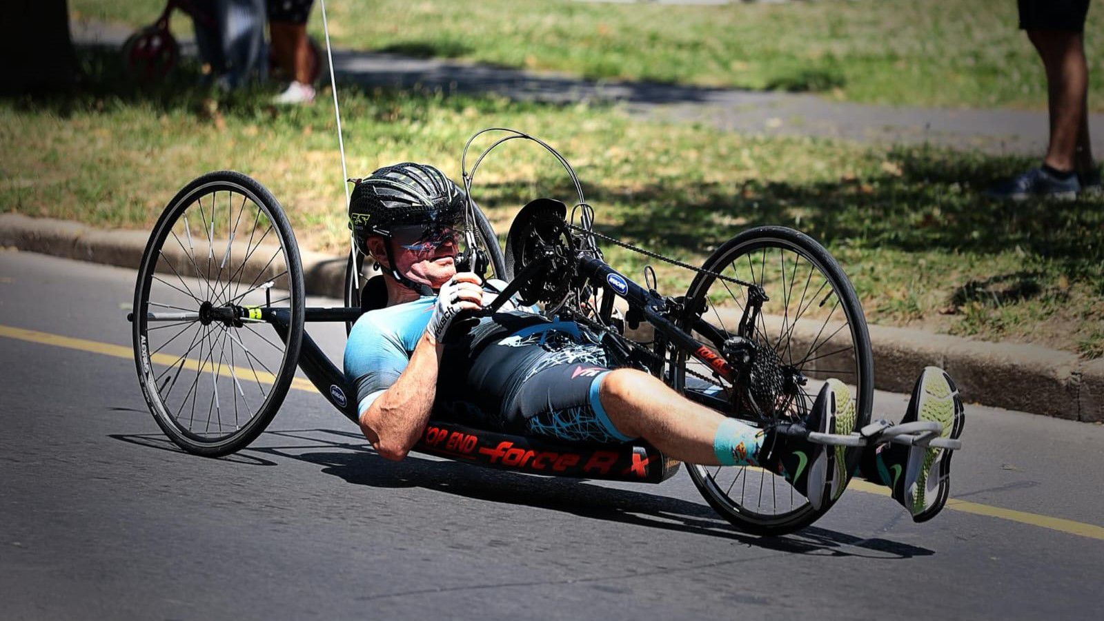 A handbike, vagyis a kézzel hajtható bicikli – Varjú Gábor egyre gyorsabban halad azzal is, a nardai lejtőn már 60 km/órával száguldozott vele