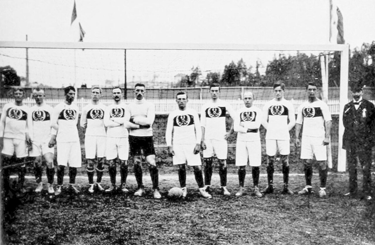 Ugi, a fehér mezesek közül a jobb szélen az 1912-es olimpián is pályára lépett (Fotó: Official Olympic Report)